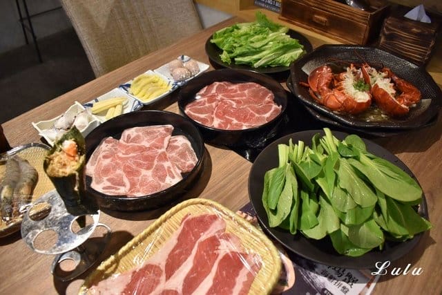 桃園火鍋推薦。土狗樂市桃園內壢家樂福店。活體現撈海鮮，現撈現稱重計價，吃出原味鮮甜。鍋物食材自己挑選，吃多少拿多少