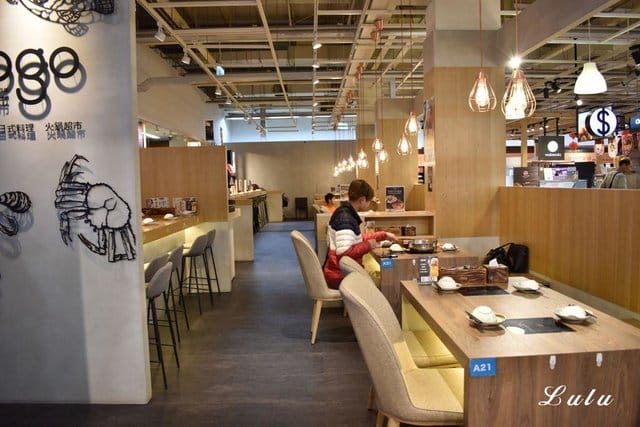桃園火鍋推薦。土狗樂市桃園內壢家樂福店。活體現撈海鮮，現撈現稱重計價，吃出原味鮮甜。鍋物食材自己挑選，吃多少拿多少