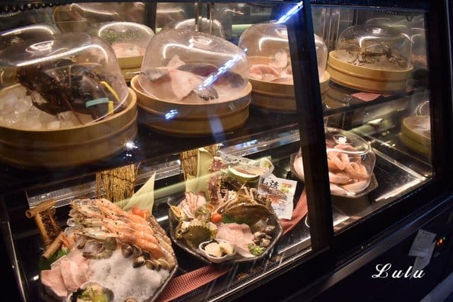 桃園火鍋推薦。土狗樂市桃園內壢家樂福店。活體現撈海鮮，現撈現稱重計價，吃出原味鮮甜。鍋物食材自己挑選，吃多少拿多少