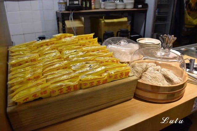 桃園火鍋推薦。土狗樂市桃園內壢家樂福店。活體現撈海鮮，現撈現稱重計價，吃出原味鮮甜。鍋物食材自己挑選，吃多少拿多少