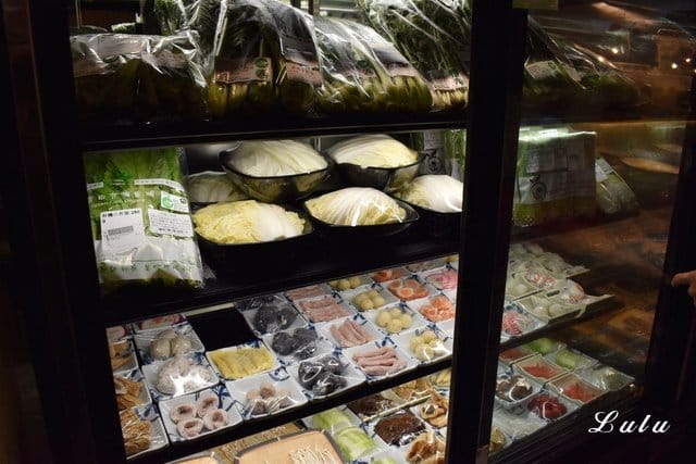 桃園火鍋推薦。土狗樂市桃園內壢家樂福店。活體現撈海鮮，現撈現稱重計價，吃出原味鮮甜。鍋物食材自己挑選，吃多少拿多少