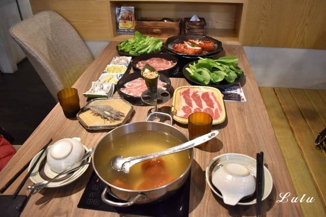 桃園火鍋推薦。土狗樂市桃園內壢家樂福店。活體現撈海鮮，現撈現稱重計價，吃出原味鮮甜。鍋物食材自己挑選，吃多少拿多少