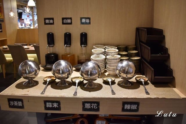 桃園火鍋推薦。土狗樂市桃園內壢家樂福店。活體現撈海鮮，現撈現稱重計價，吃出原味鮮甜。鍋物食材自己挑選，吃多少拿多少