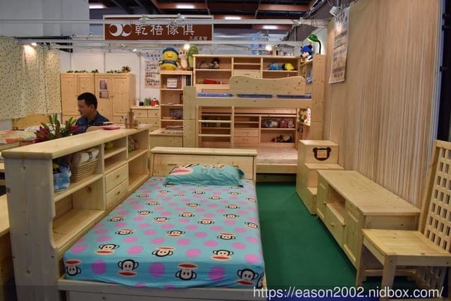 2020年台北世貿家具展。乾梧傢俱。源自於北歐雲杉木的實木傢俱，空氣中散發天然的原木香氣，提升生活品質。承重300KG，從兒童時期使用到成人的耐用傢俱