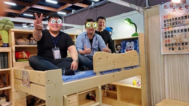 2020年台北世貿家具展。乾梧傢俱。源自於北歐雲杉木的實木傢俱，空氣中散發天然的原木香氣，提升生活品質。承重300KG，從兒童時期使用到成人的耐用傢俱