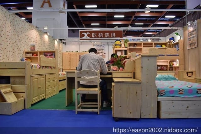 2020年台北世貿家具展。乾梧傢俱。源自於北歐雲杉木的實木傢俱，空氣中散發天然的原木香氣，提升生活品質。承重300KG，從兒童時期使用到成人的耐用傢俱