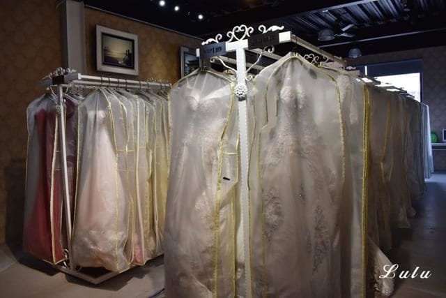 台中婚紗禮服推薦。J.S Wedding 傑斯婚紗攝影美學。全台NO.1水中婚紗。近千款禮服選擇，滿足各種身形的新娘。網路評價第一名婚紗工作室