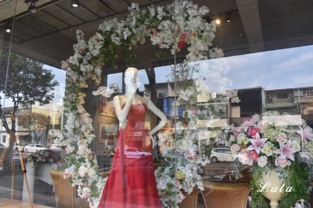 台中婚紗禮服推薦。J.S Wedding 傑斯婚紗攝影美學。全台NO.1水中婚紗。近千款禮服選擇，滿足各種身形的新娘。網路評價第一名婚紗工作室