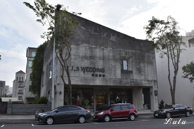 台中婚紗禮服推薦。J.S Wedding 傑斯婚紗攝影美學。全台NO.1水中婚紗。近千款禮服選擇，滿足各種身形的新娘。網路評價第一名婚紗工作室