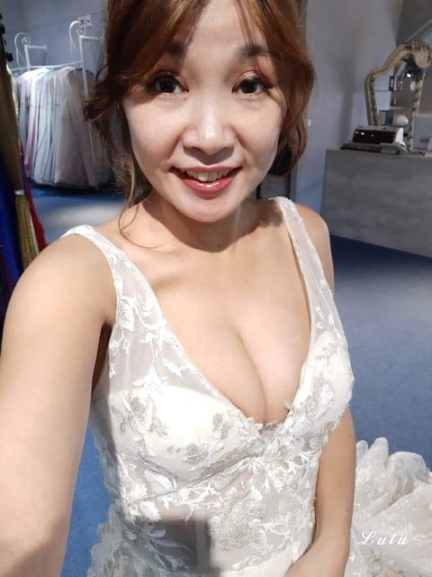 台中婚紗禮服推薦。J.S Wedding 傑斯婚紗攝影美學。全台NO.1水中婚紗。近千款禮服選擇，滿足各種身形的新娘。網路評價第一名婚紗工作室