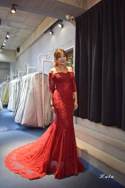 台中婚紗禮服推薦。J.S Wedding 傑斯婚紗攝影美學。全台NO.1水中婚紗。近千款禮服選擇，滿足各種身形的新娘。網路評價第一名婚紗工作室