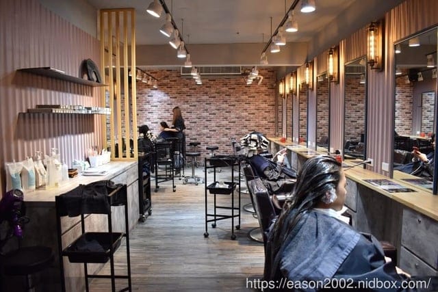 新店染髮推薦。Wor髮廊（七張店）。開幕新店，年前變髮超優惠。染後護髮，保養髮絲超持久。距離新店七張捷運站步行約2分鐘即可抵達