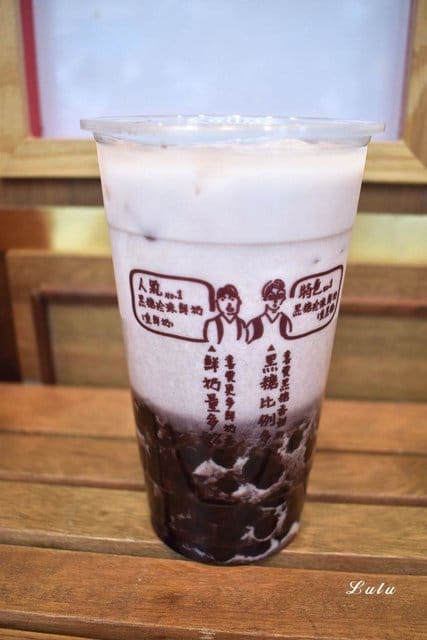 三年五班 黑糖珍珠舖（中和創始總店）。巧克力口味的珍珠，口感Q彈帶香氣，卻不甜膩。當抹茶珍珠搭上草莓奶蓋的甜蜜滋味，就如同享受甜點般的幸福指數飆高中
