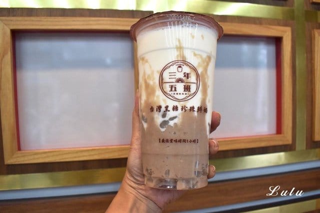 三年五班 黑糖珍珠舖（中和創始總店）。巧克力口味的珍珠，口感Q彈帶香氣，卻不甜膩。當抹茶珍珠搭上草莓奶蓋的甜蜜滋味，就如同享受甜點般的幸福指數飆高中