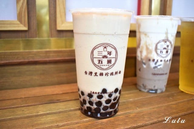三年五班 黑糖珍珠舖（中和創始總店）。巧克力口味的珍珠，口感Q彈帶香氣，卻不甜膩。當抹茶珍珠搭上草莓奶蓋的甜蜜滋味，就如同享受甜點般的幸福指數飆高中