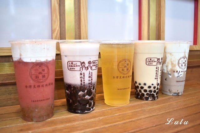 三年五班 黑糖珍珠舖（中和創始總店）。巧克力口味的珍珠，口感Q彈帶香氣，卻不甜膩。當抹茶珍珠搭上草莓奶蓋的甜蜜滋味，就如同享受甜點般的幸福指數飆高中