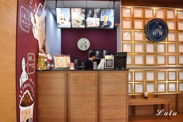 三年五班 黑糖珍珠舖（中和創始總店）。巧克力口味的珍珠，口感Q彈帶香氣，卻不甜膩。當抹茶珍珠搭上草莓奶蓋的甜蜜滋味，就如同享受甜點般的幸福指數飆高中