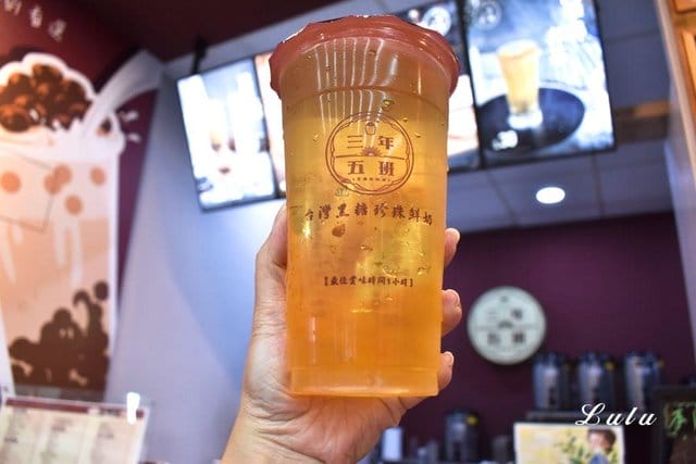三年五班 黑糖珍珠舖（中和創始總店）。巧克力口味的珍珠，口感Q彈帶香氣，卻不甜膩。當抹茶珍珠搭上草莓奶蓋的甜蜜滋味，就如同享受甜點般的幸福指數飆高中