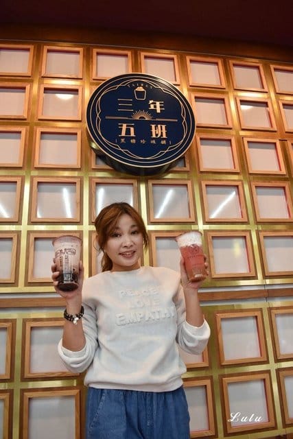 三年五班 黑糖珍珠舖（中和創始總店）。巧克力口味的珍珠，口感Q彈帶香氣，卻不甜膩。當抹茶珍珠搭上草莓奶蓋的甜蜜滋味，就如同享受甜點般的幸福指數飆高中