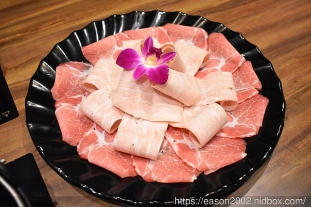 新莊海鮮火鍋推薦。瘋一鍋頂鮮鍋物。銷魂系的傳統美食-頂級A5和牛滷肉飯，不容錯過！瘋滿足肉+肉套餐，一次滿足你的味蕾感受