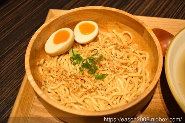 微風南山美食推薦。（米塔集團）川師傅功夫麵-微風南山店。Q彈的麵體&簡單的醬料，就能讓人黯然銷魂。精心熬煮的湯頭濃郁，四川麻辣香而不辣，老火湯底口感濃厚香淳，湯頭鮮甜味美
