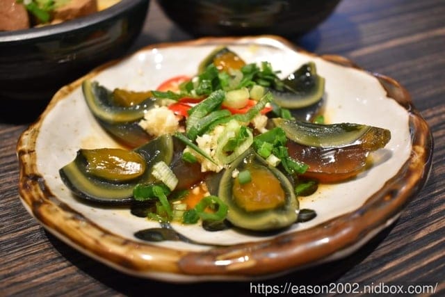 微風南山美食推薦。（米塔集團）川師傅功夫麵-微風南山店。Q彈的麵體&簡單的醬料，就能讓人黯然銷魂。精心熬煮的湯頭濃郁，四川麻辣香而不辣，老火湯底口感濃厚香淳，湯頭鮮甜味美
