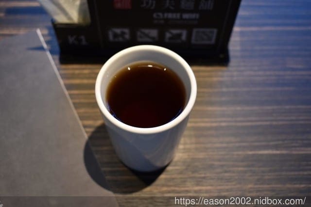 微風南山美食推薦。（米塔集團）川師傅功夫麵-微風南山店。Q彈的麵體&簡單的醬料，就能讓人黯然銷魂。精心熬煮的湯頭濃郁，四川麻辣香而不辣，老火湯底口感濃厚香淳，湯頭鮮甜味美