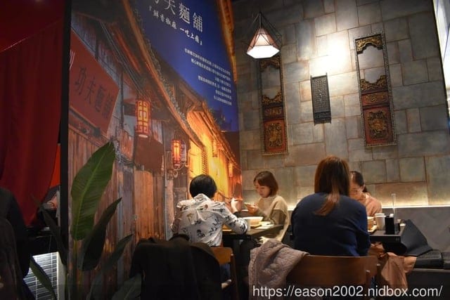微風南山美食推薦。（米塔集團）川師傅功夫麵-微風南山店。Q彈的麵體&簡單的醬料，就能讓人黯然銷魂。精心熬煮的湯頭濃郁，四川麻辣香而不辣，老火湯底口感濃厚香淳，湯頭鮮甜味美