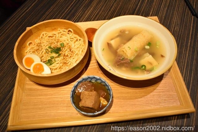 微風南山美食推薦。（米塔集團）川師傅功夫麵-微風南山店。Q彈的麵體&簡單的醬料，就能讓人黯然銷魂。精心熬煮的湯頭濃郁，四川麻辣香而不辣，老火湯底口感濃厚香淳，湯頭鮮甜味美