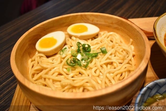 微風南山美食推薦。（米塔集團）川師傅功夫麵-微風南山店。Q彈的麵體&簡單的醬料，就能讓人黯然銷魂。精心熬煮的湯頭濃郁，四川麻辣香而不辣，老火湯底口感濃厚香淳，湯頭鮮甜味美