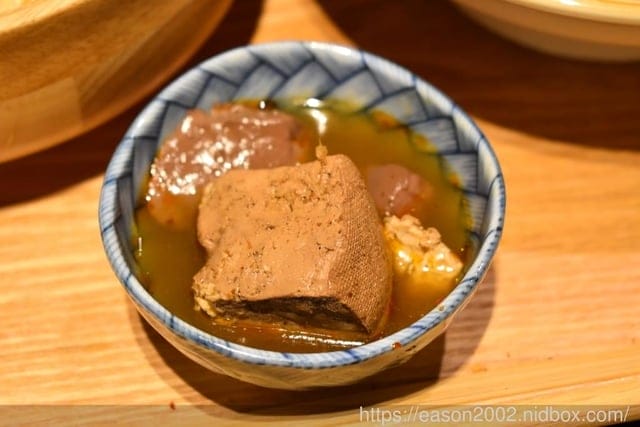 微風南山美食推薦。（米塔集團）川師傅功夫麵-微風南山店。Q彈的麵體&簡單的醬料，就能讓人黯然銷魂。精心熬煮的湯頭濃郁，四川麻辣香而不辣，老火湯底口感濃厚香淳，湯頭鮮甜味美