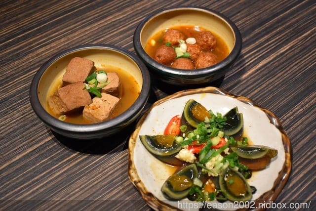 微風南山美食推薦。（米塔集團）川師傅功夫麵-微風南山店。Q彈的麵體&簡單的醬料，就能讓人黯然銷魂。精心熬煮的湯頭濃郁，四川麻辣香而不辣，老火湯底口感濃厚香淳，湯頭鮮甜味美