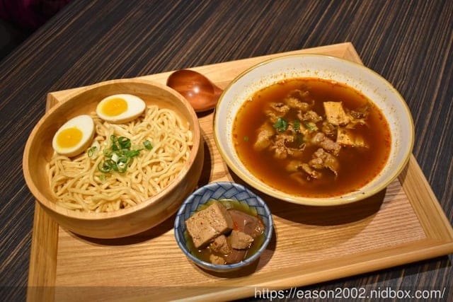 微風南山美食推薦。（米塔集團）川師傅功夫麵-微風南山店。Q彈的麵體&簡單的醬料，就能讓人黯然銷魂。精心熬煮的湯頭濃郁，四川麻辣香而不辣，老火湯底口感濃厚香淳，湯頭鮮甜味美
