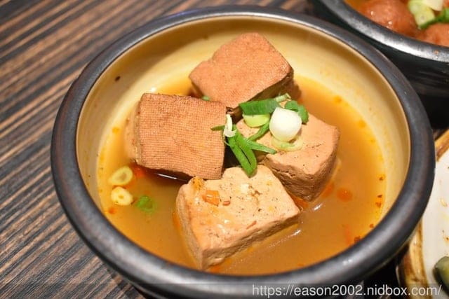 微風南山美食推薦。（米塔集團）川師傅功夫麵-微風南山店。Q彈的麵體&簡單的醬料，就能讓人黯然銷魂。精心熬煮的湯頭濃郁，四川麻辣香而不辣，老火湯底口感濃厚香淳，湯頭鮮甜味美