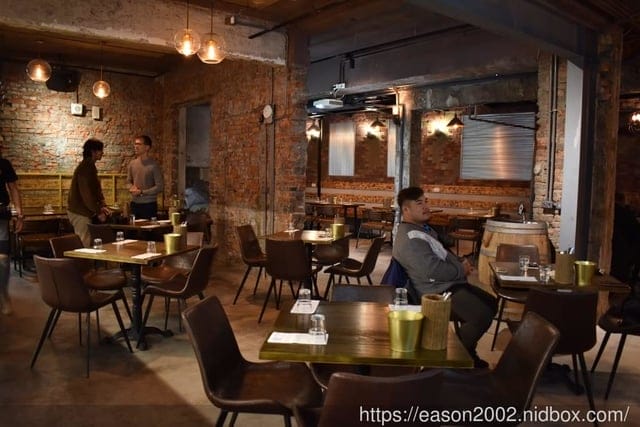 台北西門餐酒館推薦。拉圖爾精釀柴燒餐廳 LA TOUR CRAFT BEER & WOOD GRILL。以柴燒概念為主軸的精緻餐點。台灣自行釀造，原汁原味呈現的比利啤酒時酒