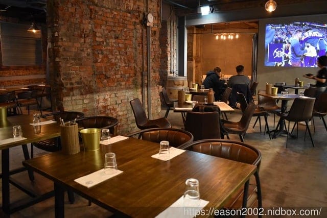 台北西門餐酒館推薦。拉圖爾精釀柴燒餐廳 LA TOUR CRAFT BEER & WOOD GRILL。以柴燒概念為主軸的精緻餐點。台灣自行釀造，原汁原味呈現的比利啤酒時酒