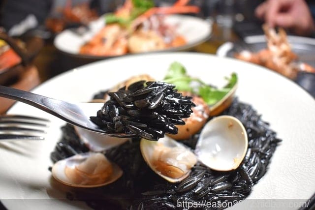 台北西門餐酒館推薦。拉圖爾精釀柴燒餐廳 LA TOUR CRAFT BEER & WOOD GRILL。以柴燒概念為主軸的精緻餐點。台灣自行釀造，原汁原味呈現的比利啤酒時酒