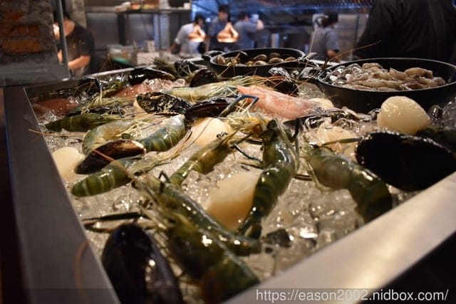 台北西門餐酒館推薦。拉圖爾精釀柴燒餐廳 LA TOUR CRAFT BEER & WOOD GRILL。以柴燒概念為主軸的精緻餐點。台灣自行釀造，原汁原味呈現的比利啤酒時酒