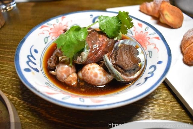 台北西門餐酒館推薦。拉圖爾精釀柴燒餐廳 LA TOUR CRAFT BEER & WOOD GRILL。以柴燒概念為主軸的精緻餐點。台灣自行釀造，原汁原味呈現的比利啤酒時酒