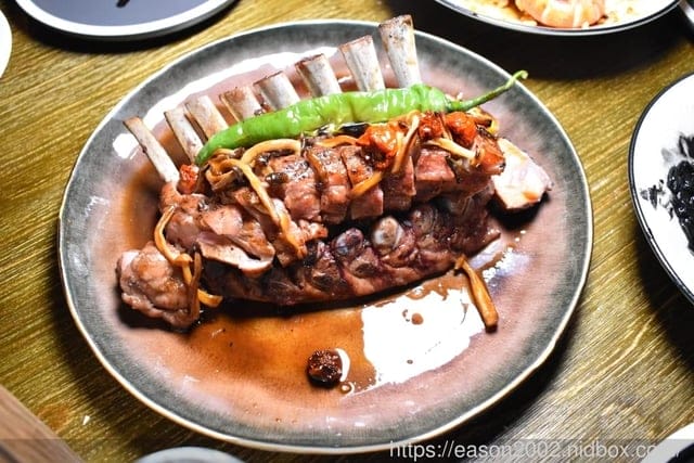台北西門餐酒館推薦。拉圖爾精釀柴燒餐廳 LA TOUR CRAFT BEER & WOOD GRILL。以柴燒概念為主軸的精緻餐點。台灣自行釀造，原汁原味呈現的比利啤酒時酒