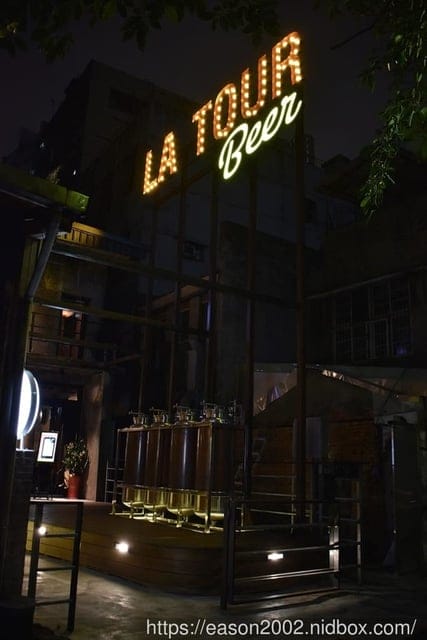台北西門餐酒館推薦。拉圖爾精釀柴燒餐廳 LA TOUR CRAFT BEER & WOOD GRILL。以柴燒概念為主軸的精緻餐點。台灣自行釀造，原汁原味呈現的比利啤酒時酒