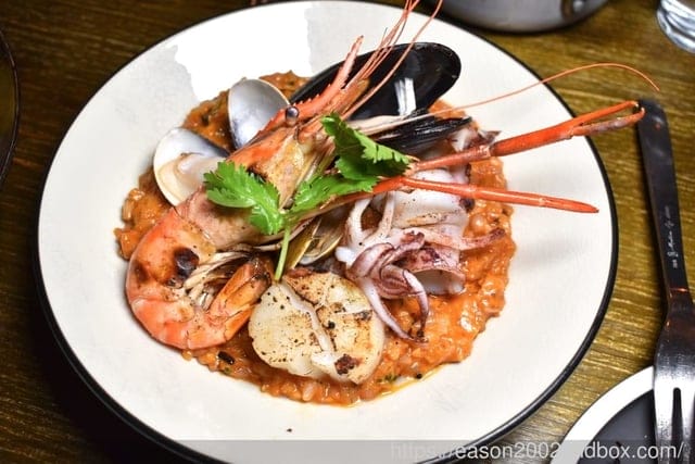 台北西門餐酒館推薦。拉圖爾精釀柴燒餐廳 LA TOUR CRAFT BEER & WOOD GRILL。以柴燒概念為主軸的精緻餐點。台灣自行釀造，原汁原味呈現的比利啤酒時酒