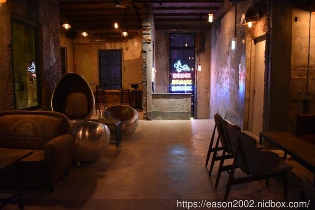 台北西門餐酒館推薦。拉圖爾精釀柴燒餐廳 LA TOUR CRAFT BEER & WOOD GRILL。以柴燒概念為主軸的精緻餐點。台灣自行釀造，原汁原味呈現的比利啤酒時酒
