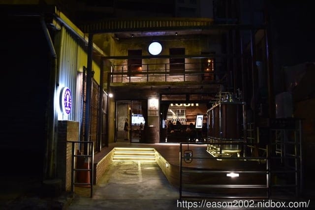 台北西門餐酒館推薦。拉圖爾精釀柴燒餐廳 LA TOUR CRAFT BEER & WOOD GRILL。以柴燒概念為主軸的精緻餐點。台灣自行釀造，原汁原味呈現的比利啤酒時酒