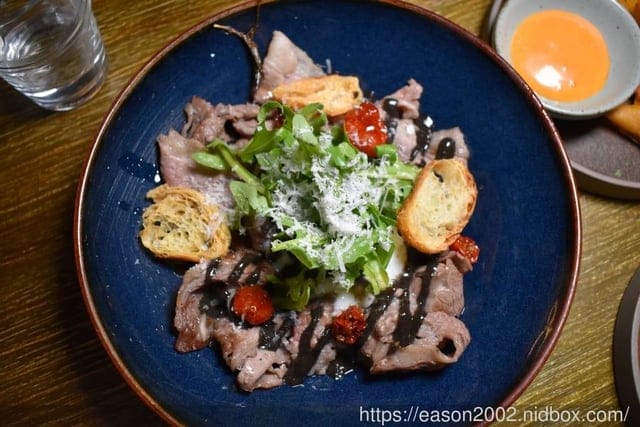 台北西門餐酒館推薦。拉圖爾精釀柴燒餐廳 LA TOUR CRAFT BEER & WOOD GRILL。以柴燒概念為主軸的精緻餐點。台灣自行釀造，原汁原味呈現的比利啤酒時酒