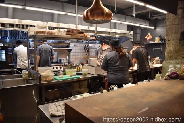 台北西門餐酒館推薦。拉圖爾精釀柴燒餐廳 LA TOUR CRAFT BEER & WOOD GRILL。以柴燒概念為主軸的精緻餐點。台灣自行釀造，原汁原味呈現的比利啤酒時酒