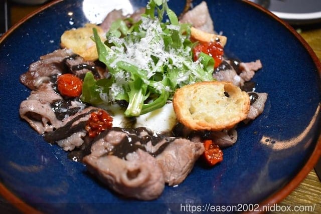 台北西門餐酒館推薦。拉圖爾精釀柴燒餐廳 LA TOUR CRAFT BEER & WOOD GRILL。以柴燒概念為主軸的精緻餐點。台灣自行釀造，原汁原味呈現的比利啤酒時酒