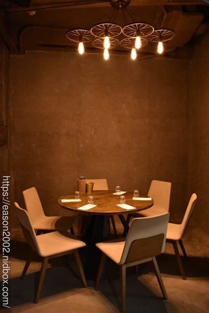 台北西門餐酒館推薦。拉圖爾精釀柴燒餐廳 LA TOUR CRAFT BEER & WOOD GRILL。以柴燒概念為主軸的精緻餐點。台灣自行釀造，原汁原味呈現的比利啤酒時酒