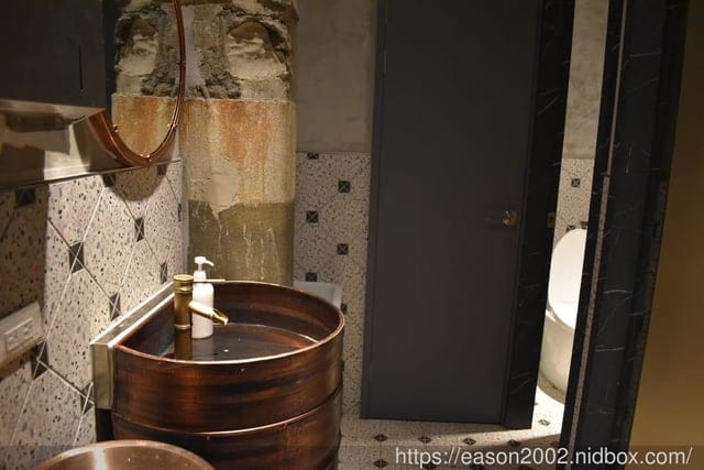 台北西門餐酒館推薦。拉圖爾精釀柴燒餐廳 LA TOUR CRAFT BEER & WOOD GRILL。以柴燒概念為主軸的精緻餐點。台灣自行釀造，原汁原味呈現的比利啤酒時酒