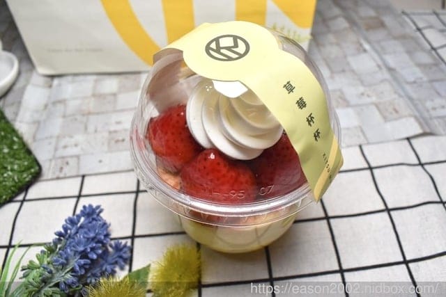 台北車站療癒系甜品推薦。#橘村屋。Oreo巧克力捲（彌月蛋糕推薦），嚴選比利時73%苦甜巧克力醬&OREO餅乾碎片。草莓杯杯，大湖草莓加上鮮緻綿密的蛋糕體搭上卡士達醬，超軟Q布丁，多層次的口感